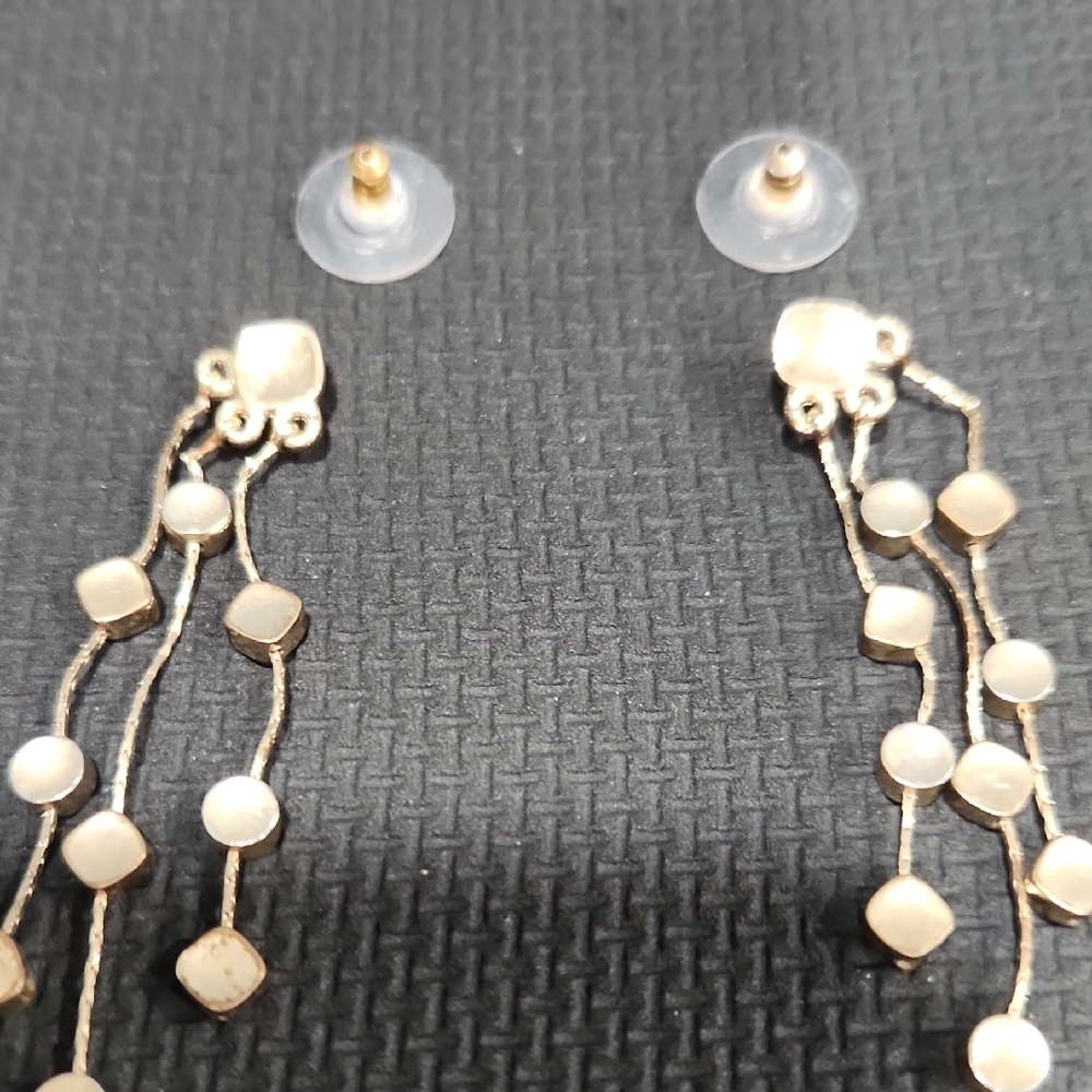 Elegant Gold Earrings with Nature-Inspired Design